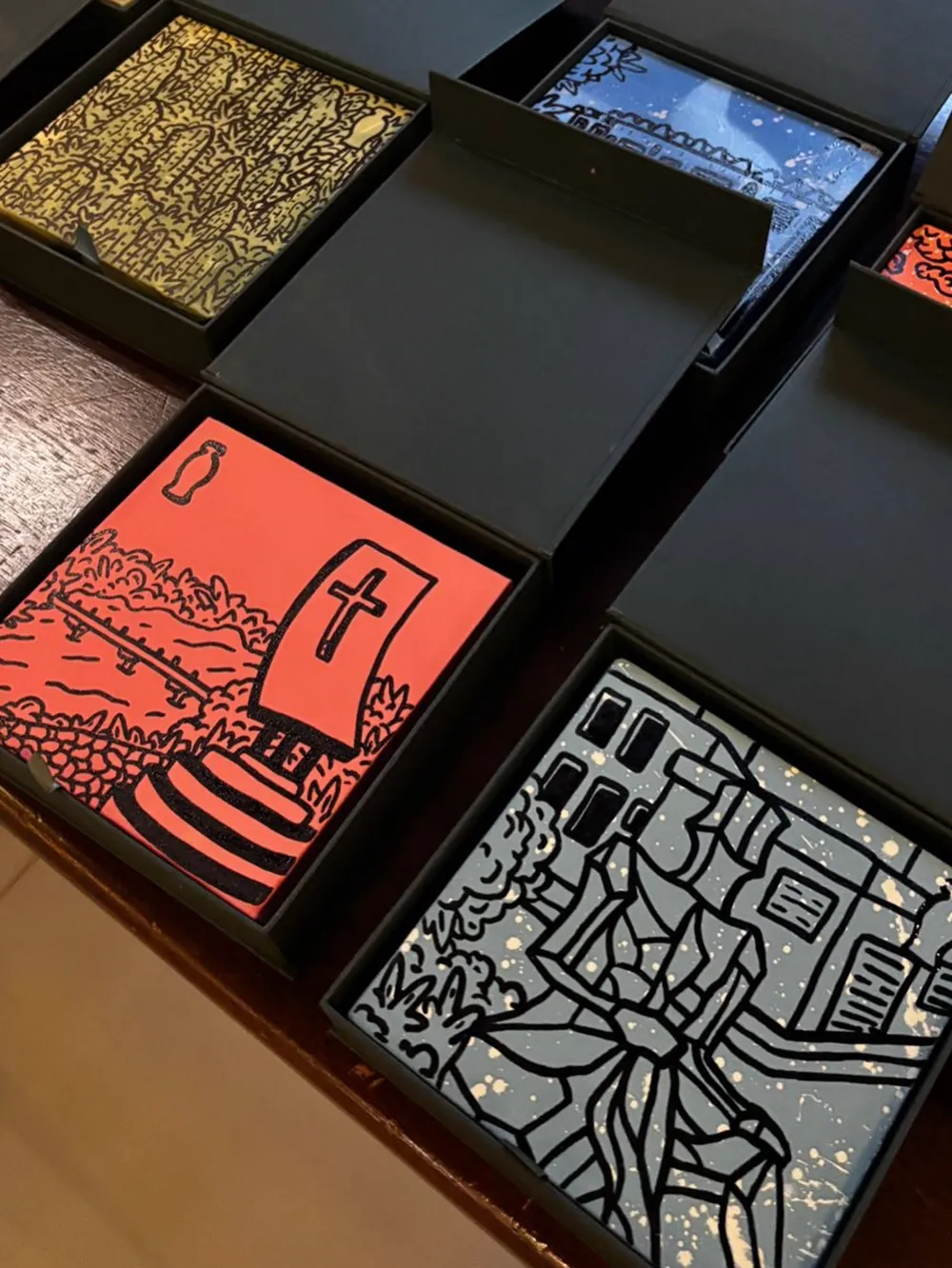 Azulejo vermelho pintado à mão dentro da caixa