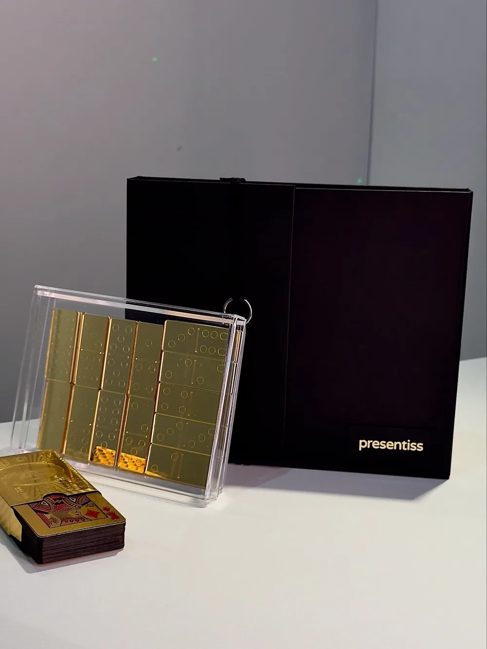 Caixa preta de pé com a marca Presentiss em dourado